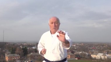 Yaşlı sporcu şehrin arka planına yumruk attı