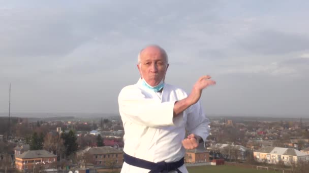 Egy Öreg Sportoló Orvosi Maszkkal Arcán Kezével Vonza Ütéseket Blokkokat — Stock videók
