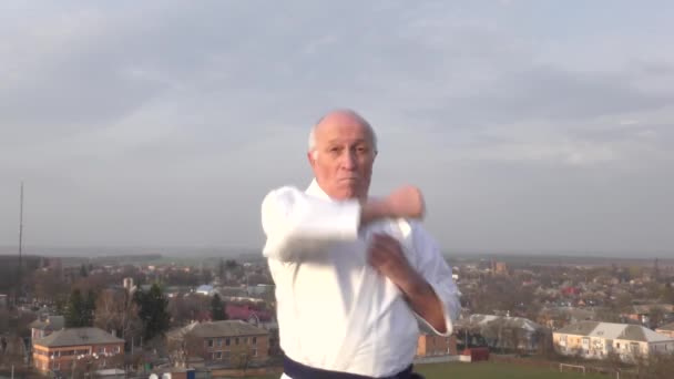 Blokkeren Punch Prestaties Van Een Oude Mannelijke Atleet Een Stad — Stockvideo