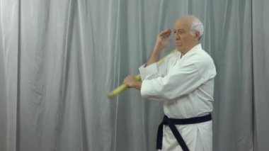 Eski bir sporcunun idman videosu.