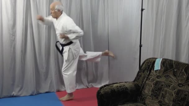 Entrenamiento Patadas Salto Realizadas Por Viejo Atleta Cuarentena — Vídeo de stock