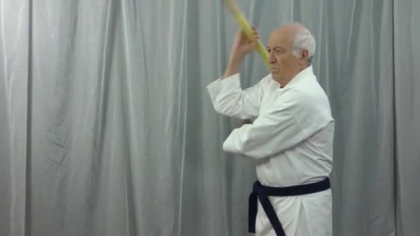 老男子运动员拿着手杖展示运动 — 图库视频影像
