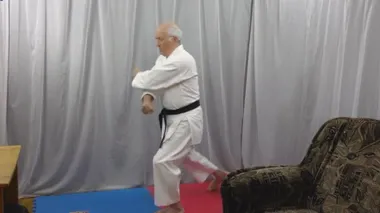 Kendini soyutladığında, bir erkek tekme eğitir.