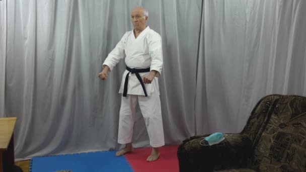 Warunkach Samoizolacji Kwarantanny Stary Sportowiec Trenuje Formalne Ćwiczenia Karate Uderzeniami — Wideo stockowe