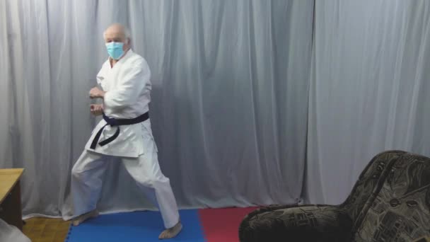 Una Maschera Medica Atleta Allena Esercizi Formali Karate Condizioni Auto — Video Stock