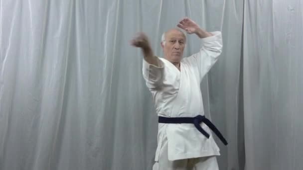 Condiciones Cuarentena Viejo Atleta Entrena Ejercicios Formales Karate — Vídeo de stock
