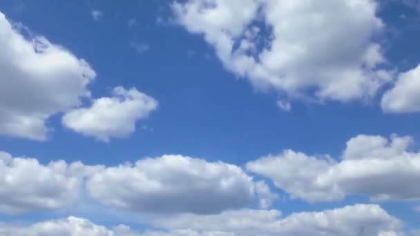 Beaucoup de nuages volent rapidement à travers le ciel 