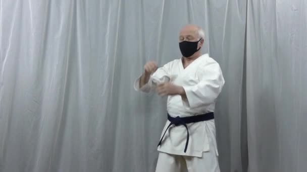 Förhållanden Självisolering Tränar Idrottsman Svart Medicinsk Mask Karate Formella Övningar — Stockvideo