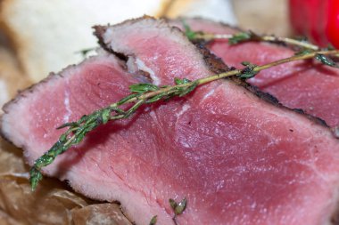 Fırında domates, sarımsak, acı biber ve biberiyeli biftek.