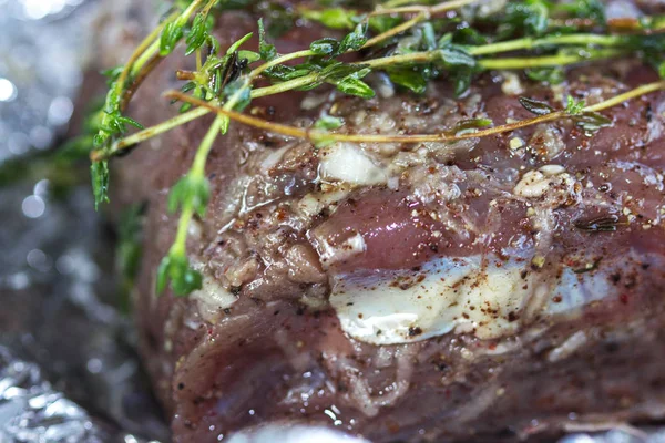 Manzo fresco grigliato costoletta bistecca con rosmarino — Foto Stock