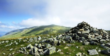 Taş cairn koltuk Sandal üzerinde