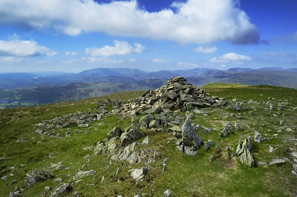 Stone Cairn na szczycie — Zdjęcie stockowe