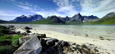 Huzurlu plaj ve kayalar