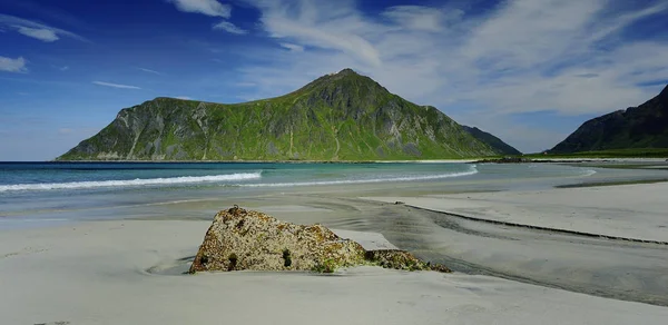 Playa tranquila y rocas — Foto de Stock