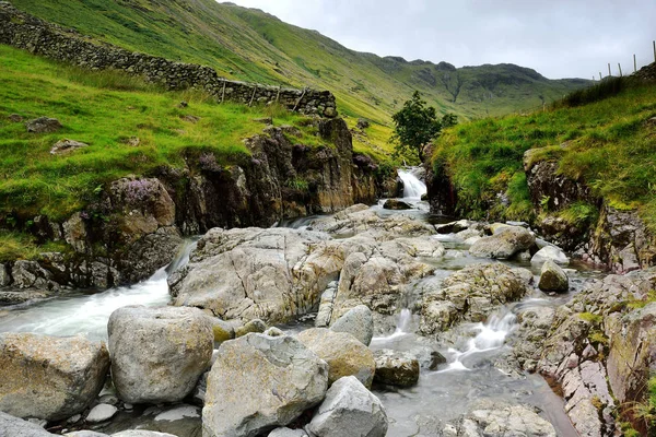 Seathwaite cayó y granos Gill — Foto de stock gratis