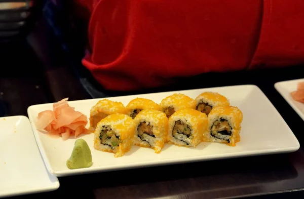 Тарелка суши-роллов — стоковое фото