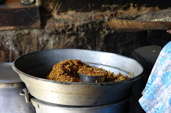 Arroz integral en un tazón — Foto de Stock