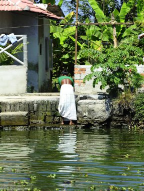 Nehirde çamaşır servisi