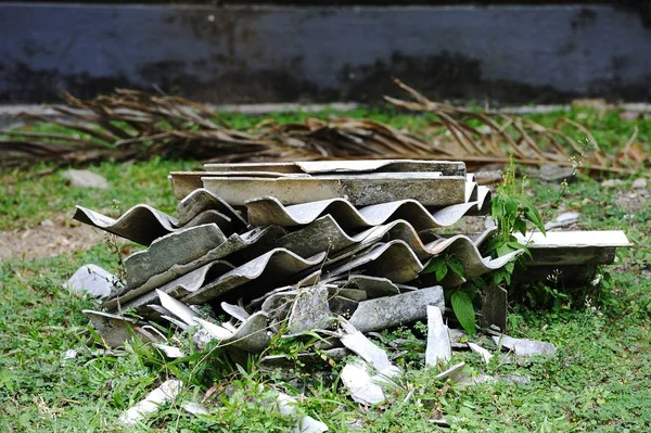 Residuos peligrosos en un jardín — Foto de Stock