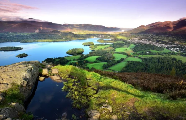 Růžový ranní obloha nad Keswick — Stock fotografie