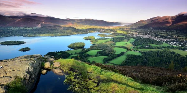 Cielo rosa mattutino su Keswick — Foto Stock