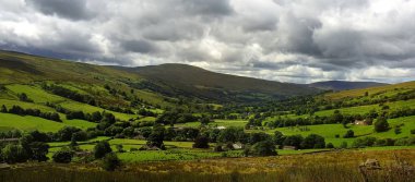 Whernside ve yeşil vadi