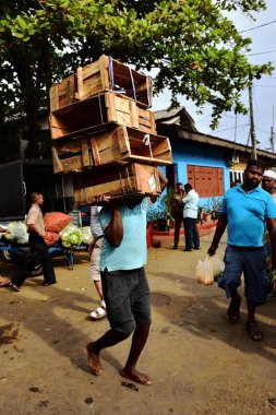 Yalınayak çalışan taşıma kutuları