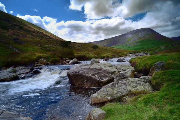 Floden Caldew weir — Stockfoto