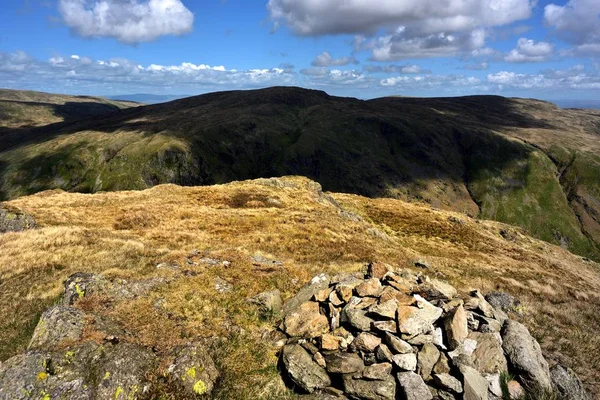 Cairn Tarn kaya üzerinde — Stok fotoğraf