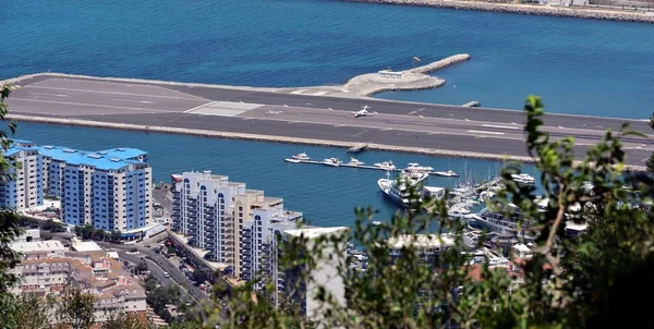 Avion sur la piste de Gibraltar — Photo