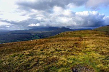 Alçak bulutlar Clough Merkez over