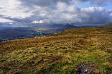 Alçak bulutlar Clough Merkez over