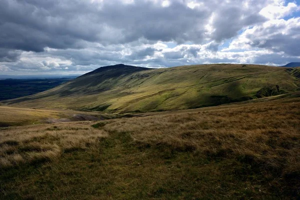 เมฆมืดปกคลุม Carrock Fell — ภาพถ่ายสต็อก