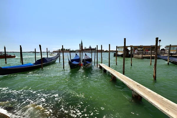 Ikoniska gondoler i Venedig — Stockfoto