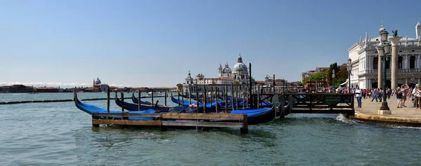 Iconic gondolas of Venice — Stock Photo, Image