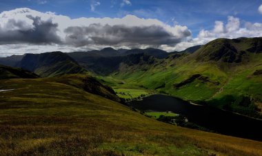 Haystacks, yüksek kaya ve Buttermere yukarıda yüksek Stile