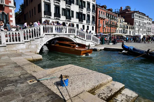 Toursits and gondolas of Venice — Stock Photo, Image