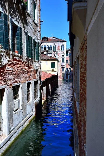 Inundado calle estrecha en Venecia —  Fotos de Stock