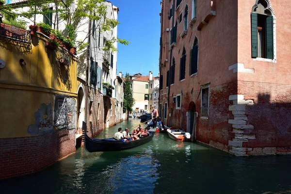 Góndolas en los canales de Venecia —  Fotos de Stock