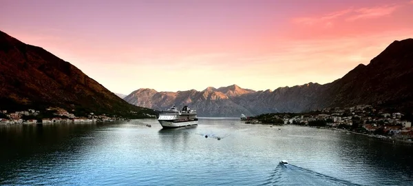 Celebrity Constellation při východu slunce v Kotor — Stock fotografie