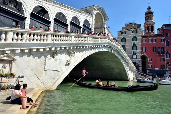 Toursits and the Ponte di Rialto — Stock Photo, Image