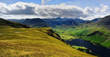 Haystacks, yüksek kaya ve Buttermere yukarıda yüksek Stile