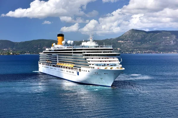 Costa Deliziosa maneuvering in Corfu — Stock Photo, Image