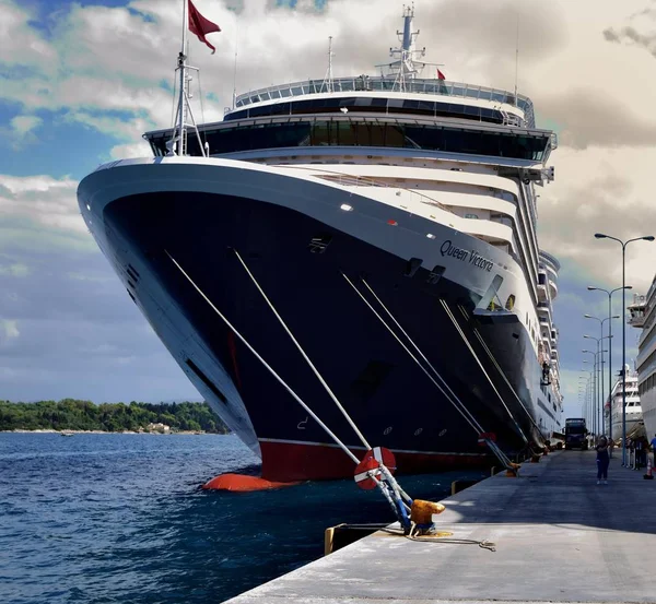 Cunard Rainha Victoria ao lado em Corfu — Fotografia de Stock