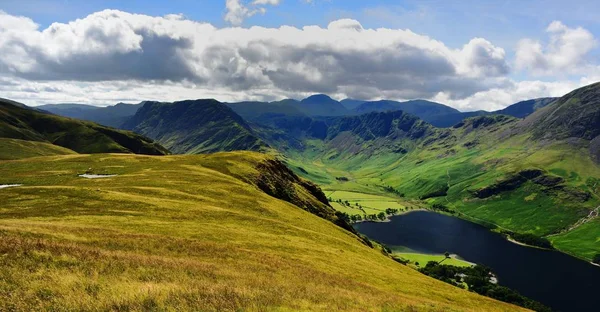 Stogi, Crag wysokiej i wysokiej Stile powyżej Buttermere — Zdjęcie stockowe