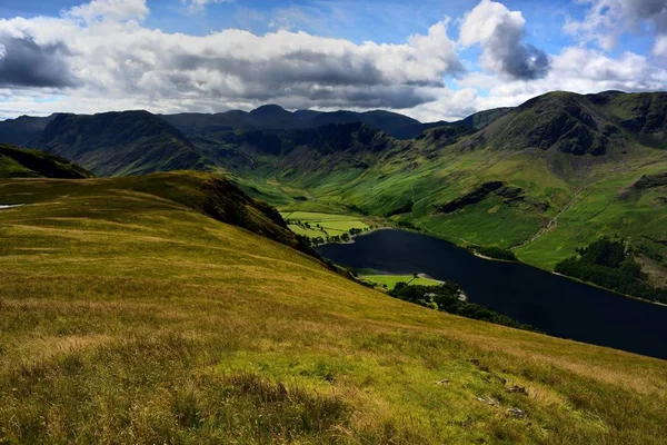 Стоги, висока скалу і висока стилі над Buttermere — стокове фото