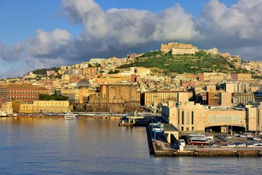 Özgürlük denizlerde sabah ışık