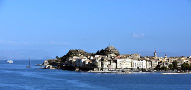 Corfu'nin üzerinde güneş ışığı