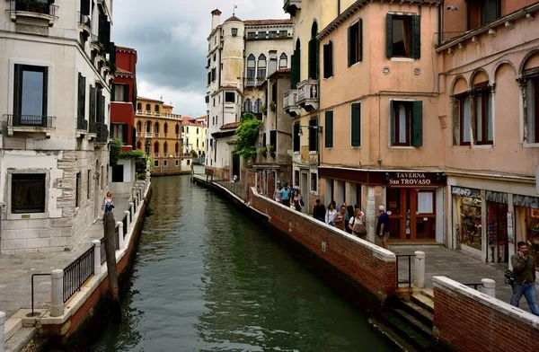 Tours Explorando Las Tiendas Largo Del Canal Venecia Italia Septiembre —  Fotos de Stock