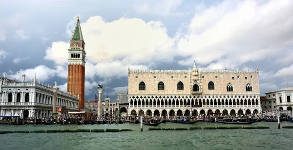 Toursits Attente Taxis Nautiques Jocking Pour Positon San Marco Venise — Photo